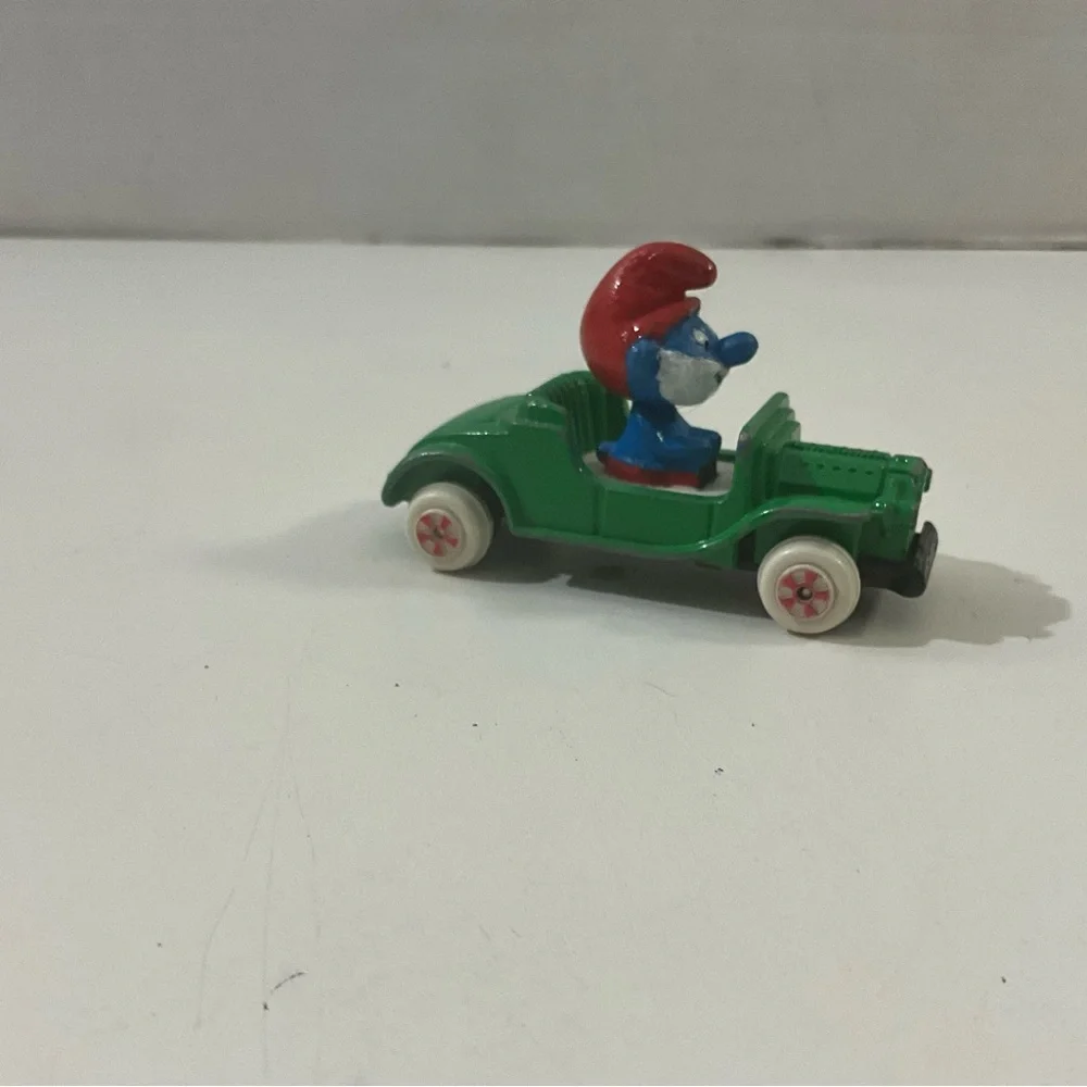 Vintage ERTL Peyo Papa Smurf #4 Green 1982 Die Cast Car with PVC figure